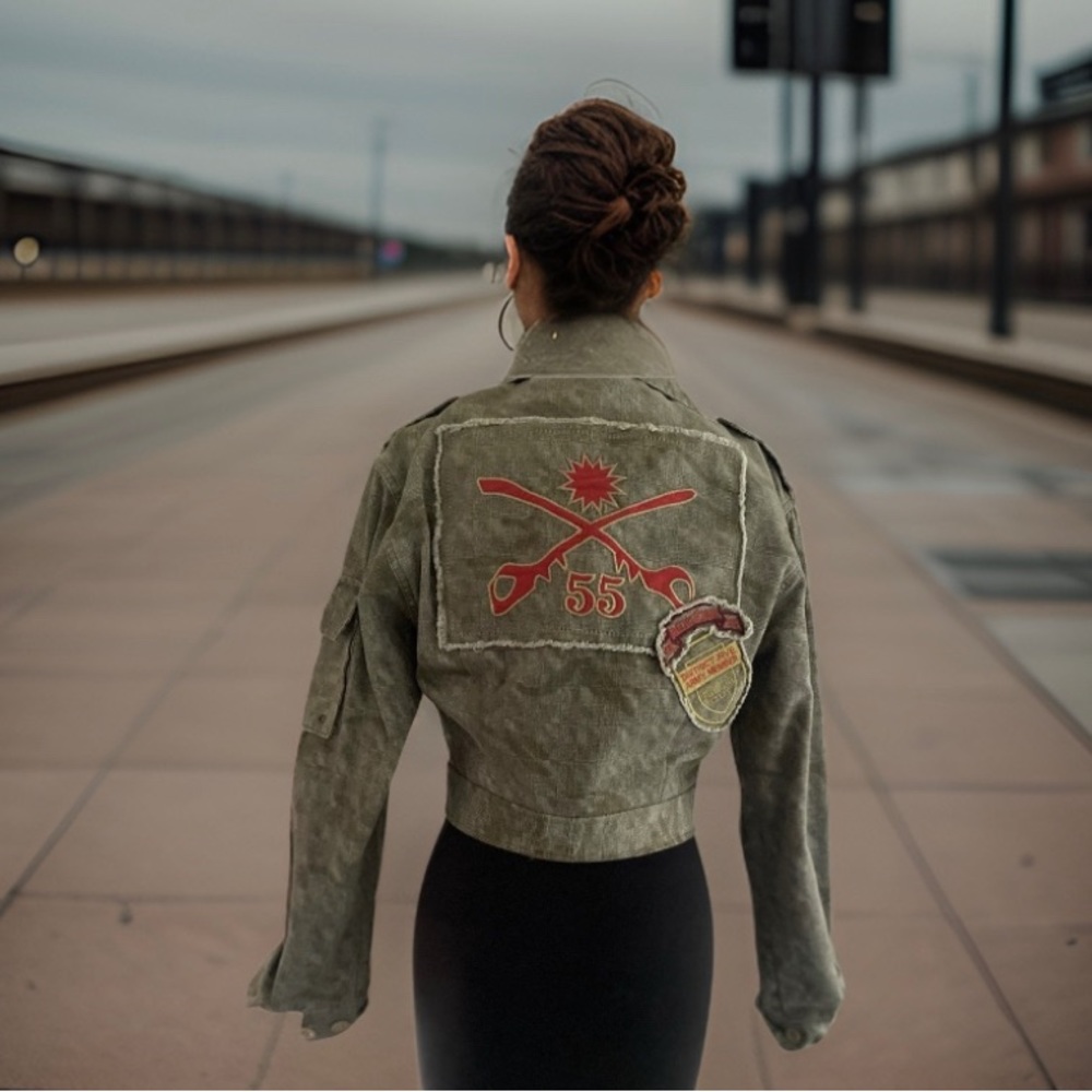 Cropped jacket - Picture 2 of 16